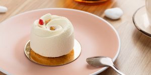 A small dessert on top of a pink plate.
