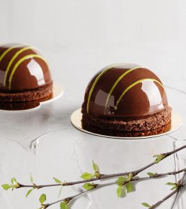 A couple of cakes that are on plates