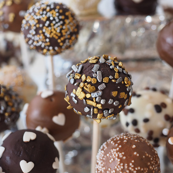A bunch of cake pops are on the table