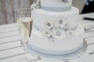 A close up of a wedding cake with champagne
